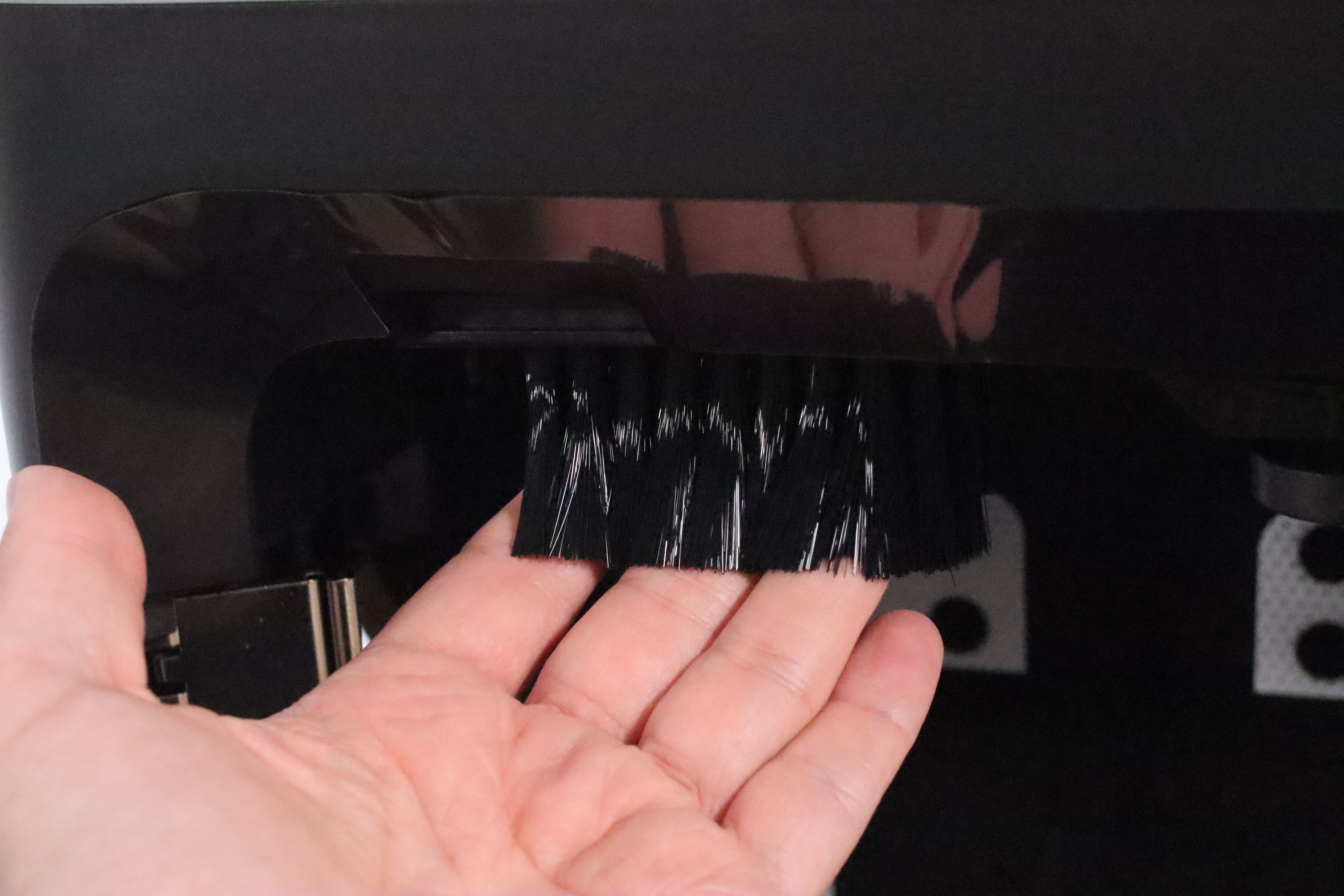 Die Bürste der Fischaugenkamera des ECOVACS Goat G1-800 Mähroboters im Test.